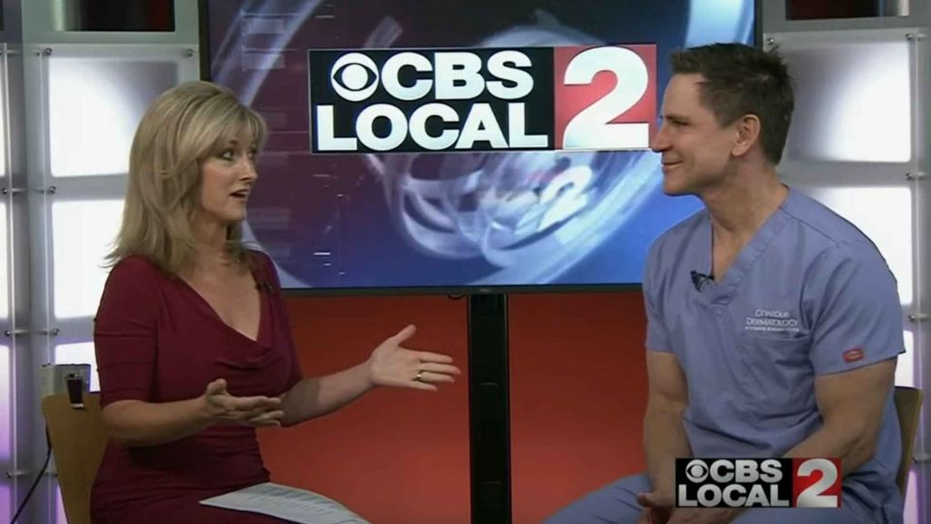 Jenifer Daniels, Moderatorin der CBS Local 2 Morning Show, spricht mit Dr. Timothy Jochen von Contour Dermatology über ihre jüngsten Erfahrungen mit CoolSculpting.